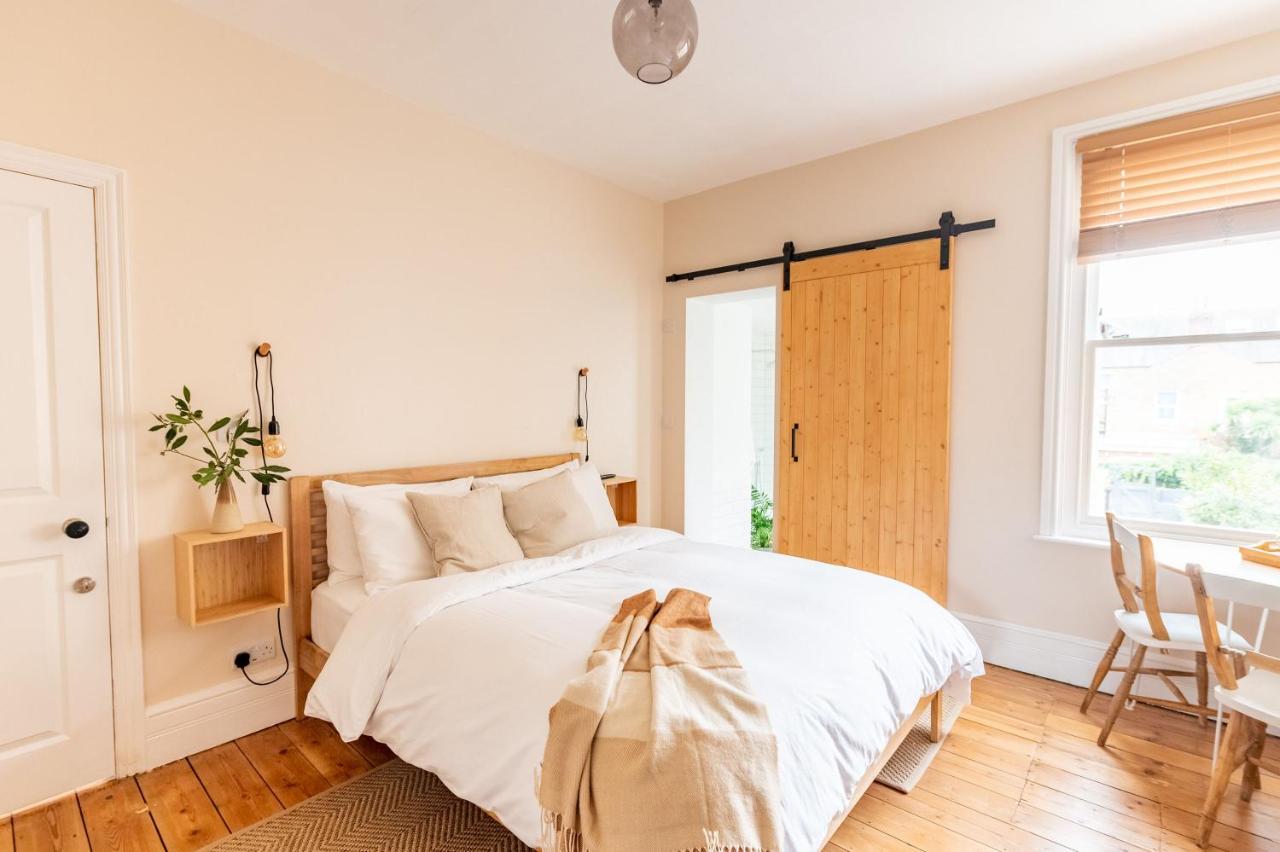 Bed and Breakfast Doghouse Маргит Экстерьер фото